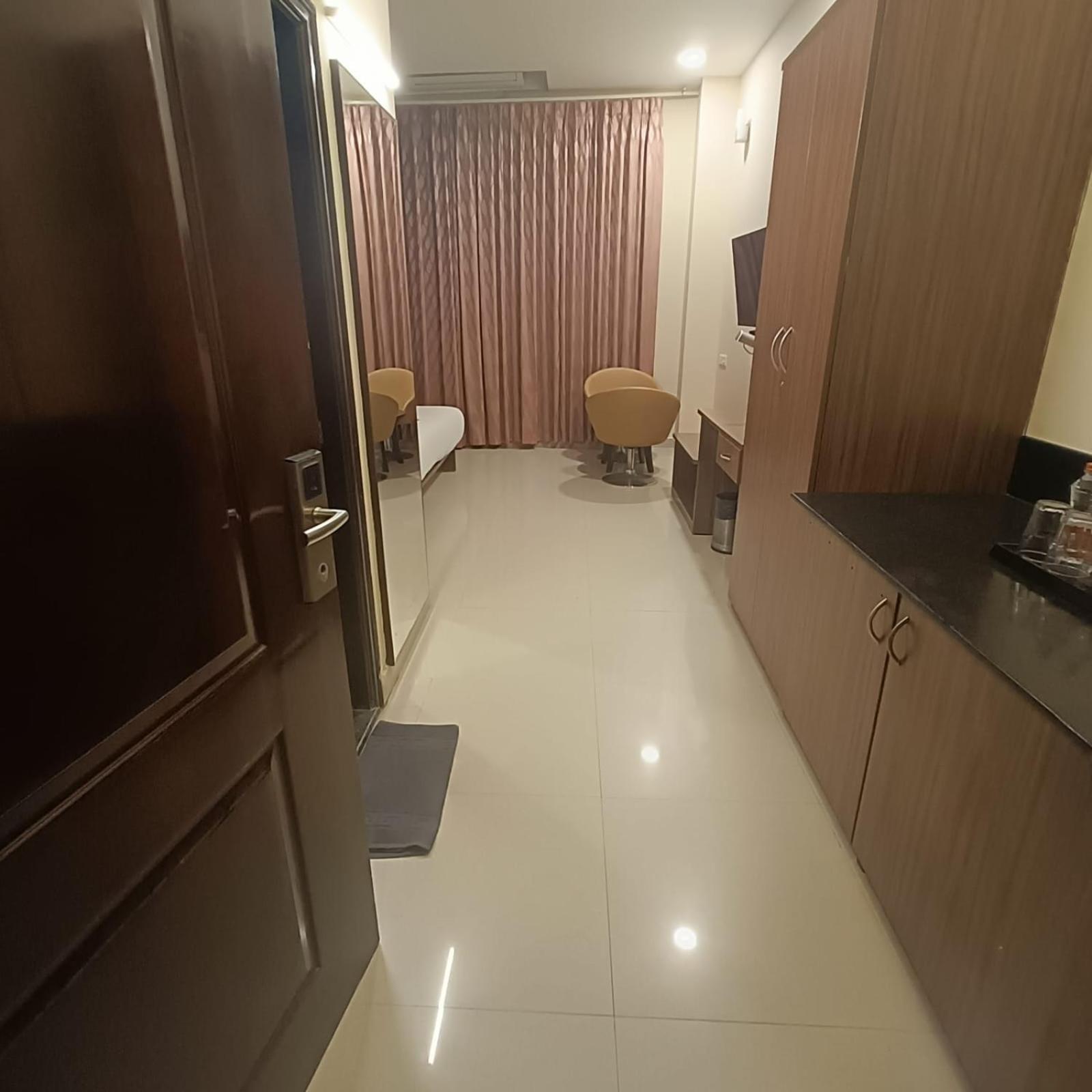 Astra Hotels & Suites Whitefield Near To Nallurahalli Metro Station And Ktpo Bangalore Extérieur photo