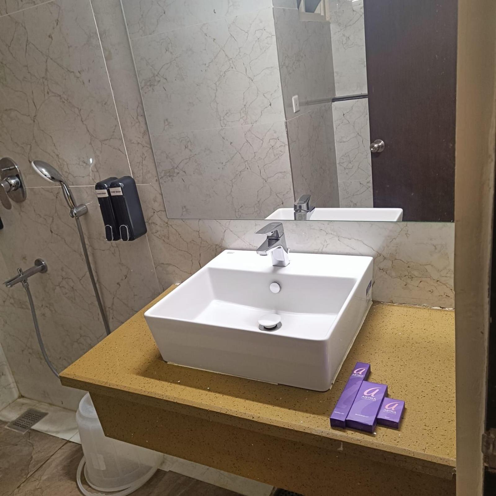 Astra Hotels & Suites Whitefield Near To Nallurahalli Metro Station And Ktpo Bangalore Extérieur photo